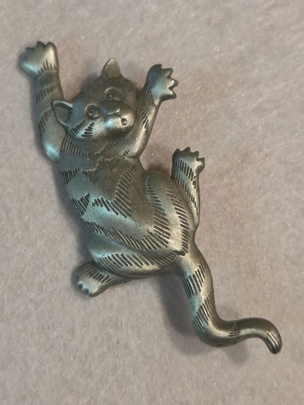 Vintage 1988 Jonette Jewelry (JJ) Climbing / Scaredy Cat Pewter Brooch / Pin